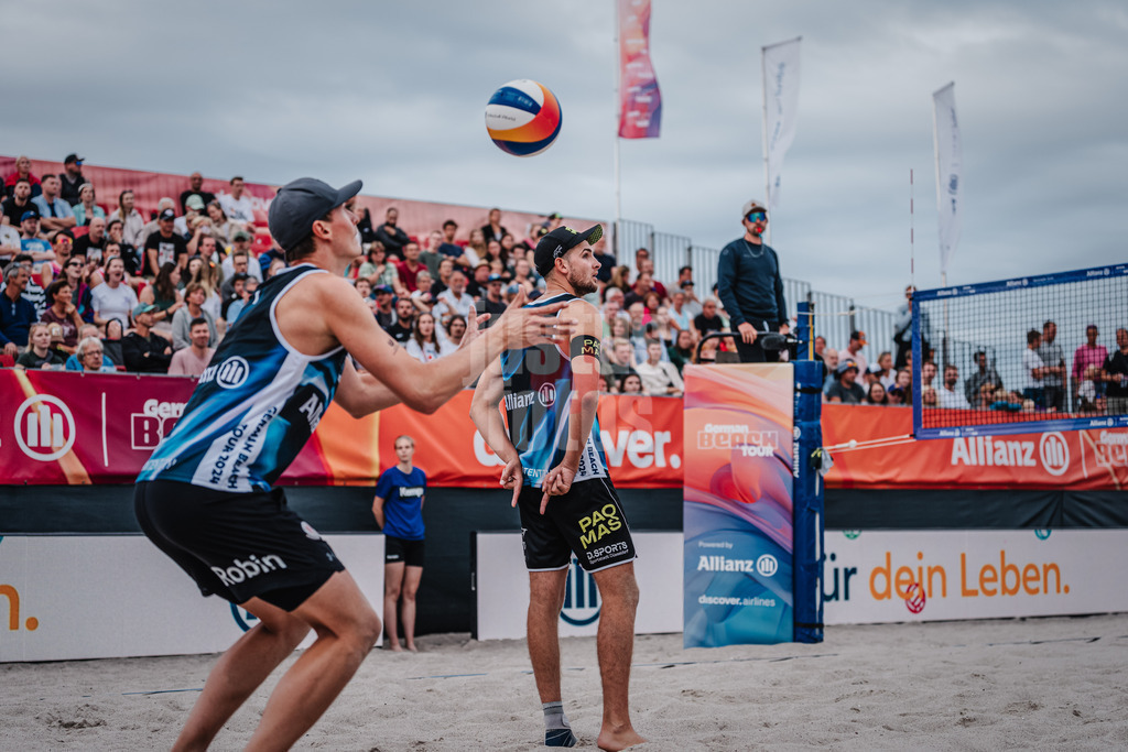 Beachvolleyball | Männer | Allianz German Beach Tour 2024 | Tourstop Kühlungsborn 2 | 17.08.2024 | v.l. Robin Sowa und Benedikt Sagstetter bei der Angabe