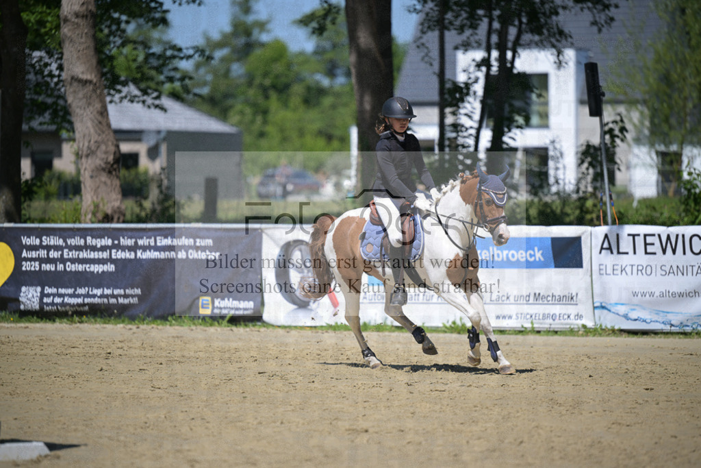 DOS_9544 | Entdecke hochwertige Reitturnierfotos von Foto Oger. Professionell, emotional und authentisch – jetzt Lieblingsmomente im Shop bestellen.Deutschlandweite Turnierfotografie. - Realisiert mit Pictrs.com