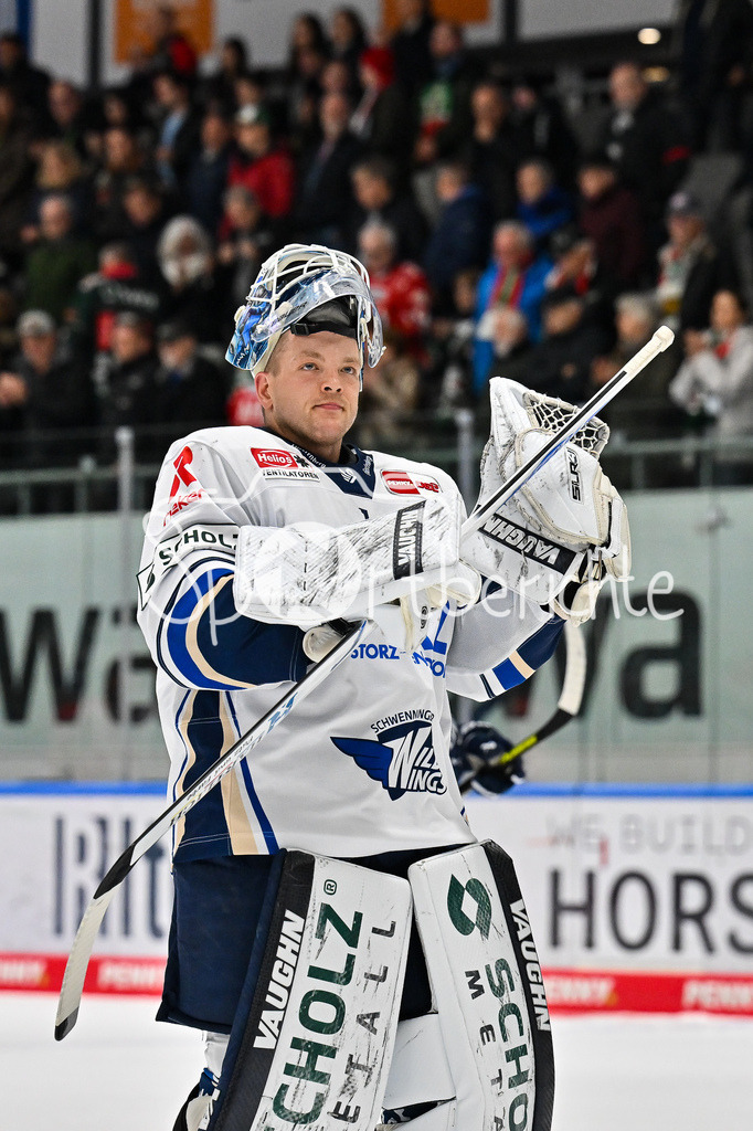 Augsburger Panther - Schwenninger Wild Wings | AUGSBURG, DEUTSCHLAND - 2. NOVEMBER: Die Spieler der Wild Wings bedanken sich bei den mitgereisten Fans nach dem Ligaspiel zwischen den Augsburger Panthern und den Schwenninger Wild Wings am 17. Spieltag der Penny DEL im Curt Frenzel Stadion am 02.11.2025 / Michael BITZER (Schwenninger Wild Wings 1)