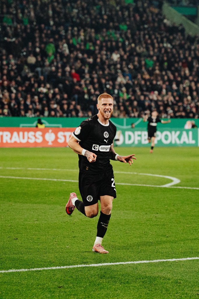 FCS04637 | Der offizielle Shop für FC St. Pauli Fotos. Wähle aus Spielszenen & Fanmomenten dein FCSP Wunschformat. Wir liefern Millerntor-Atmosphäre.