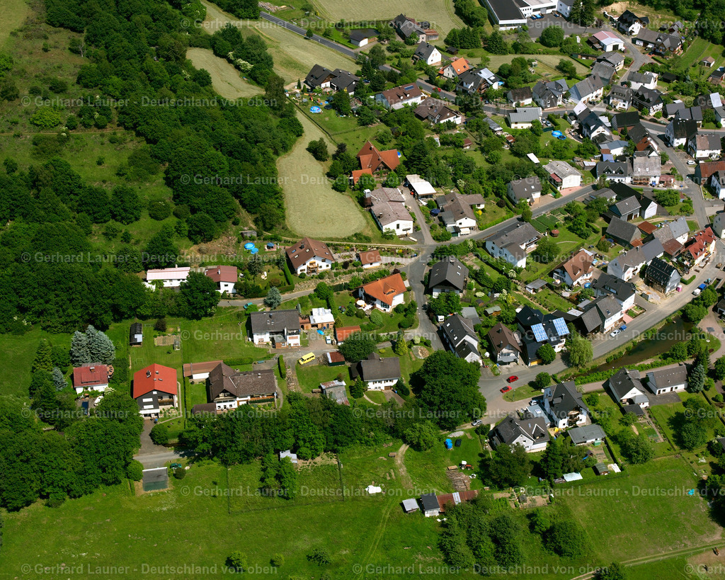 2611104 | OBERROßBACH 09.06.2006 Wohngebiet einer Einfamilienhaus- Siedlung  in Oberroßbach im Bundesland Hessen, Deutschland // Single-family residential area of settlement  in Oberroßbach in the state Hesse, Germany Foto: Gerhard Launer