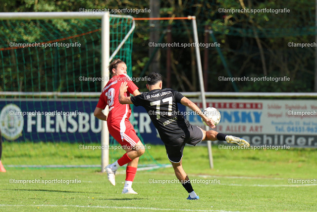 Fußball I Herren I Saison 2025-2026 I Verbandsliga Süd I 7. Spieltag I SV Schackendorf - SV Azadi Lübeck I 06.09.2025.079 | v.l. Edgar Pfaffenrot (19, SV Schackendorf), Mevan Hushyar Mustafa (77, SV Azadi Lübeck) - Realisiert mit Pictrs.com