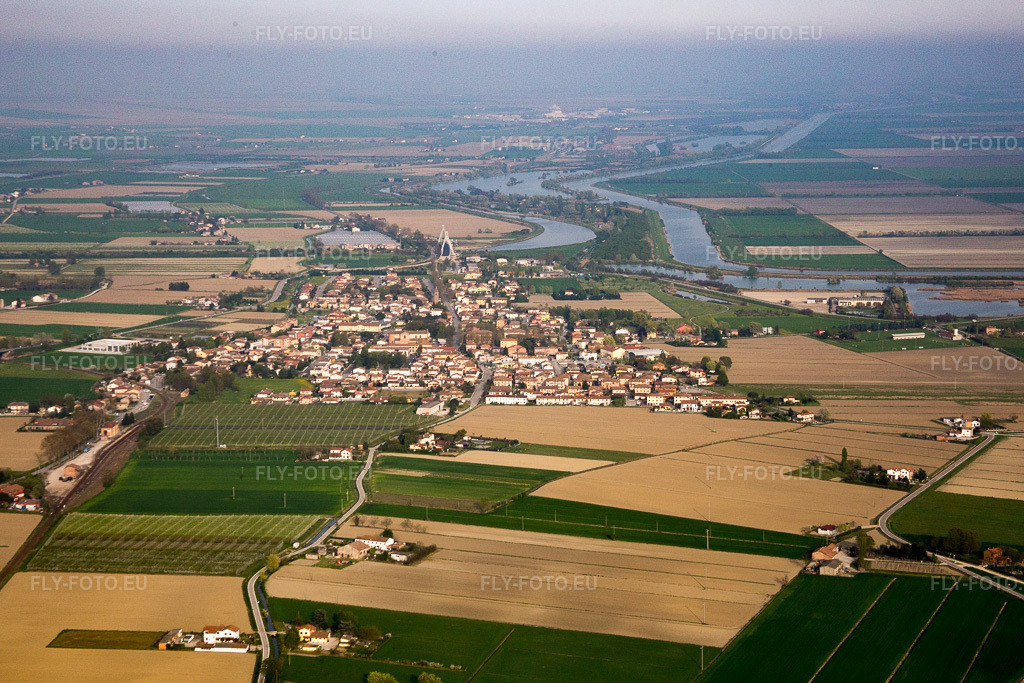 Vue aérienne: Vue de la ville à Ostellato dans le département Émilie-Romagne, Italie – .Photo: IMG_087340.jpg prise le 05/04/2016 par Werner Riehm/FLY-FOTO.eu – Résolution de l'original: 5036 x 3358 px
