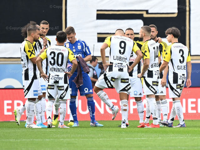 pictureshooting.AT-20240901-0023 | Image shows an overview of players of LASK, LASK (weiss) vs. RZ Pellets WAC (schwarz), Sport, ADMIRAL Bundesliga, Fußball /Foto: Albert Mikovits Datum 20240901