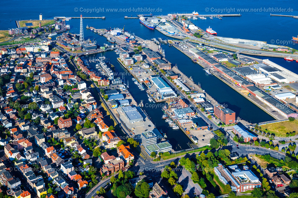 Cuxhaven_Hafen_ELS_8357280824 | CUXHAVEN 28.08.2024 Hafenanlagen entlang der Meeres- Küste der Nordsee in Cuxhaven im Bundesland Niedersachsen, Deutschland. // Port facilities on the seashore of the North Sea in Cuxhaven in the state Lower Saxony, Germany. Foto: Martin Elsen