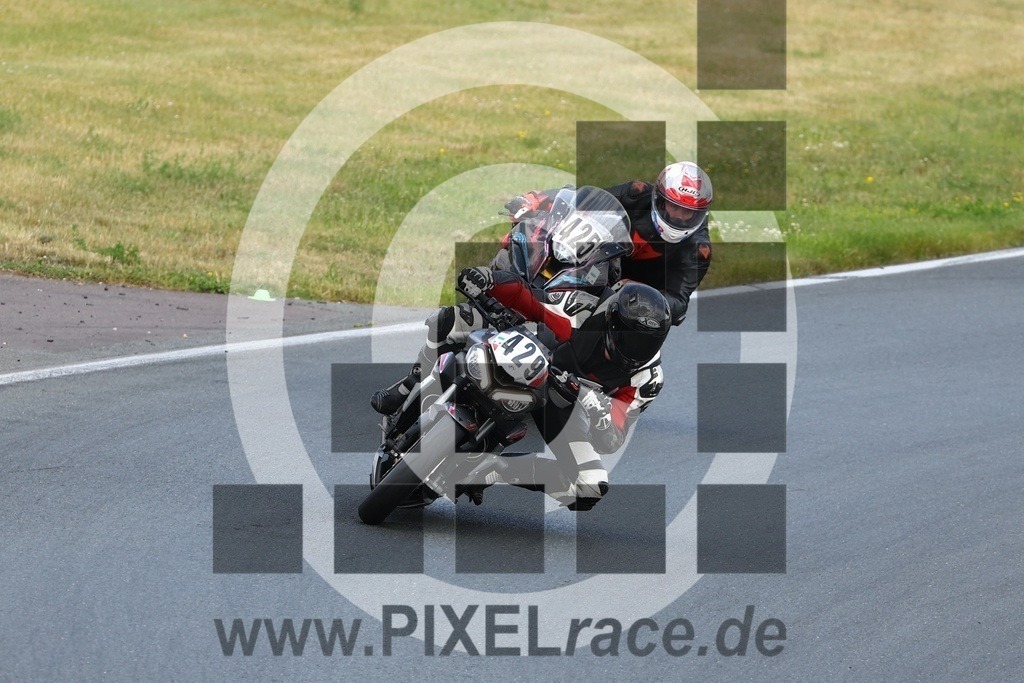 0429-20250616_04114 | Schöne Erinnerungen an spannende Momente - das festzuhalten ist unser Job. PIXELrace.de ist seit 2003 auf den Rennstrecken Europas unterwegs um die Action draußen beim Fahren und die wunderbare Stimmung imm Fahrerlager für euch einzufangen.