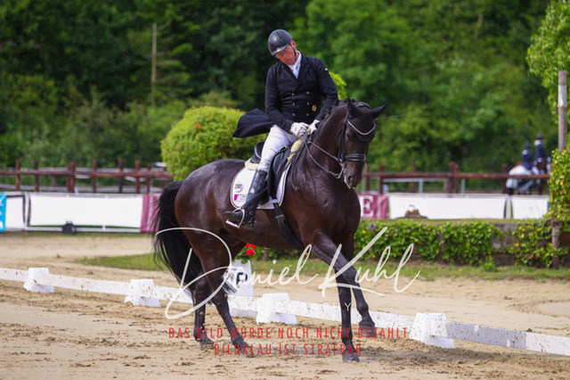 DKP47906 | Turnierfotos kaufen im Webshop von Daniel Kuhl Photography – entdecke professionelle Reitsportfotos aus Turnieren & Events. Hochwertige Turnierbilder online bestellen & sichern. Jetzt Fotos von Reitsportturnieren kaufen!