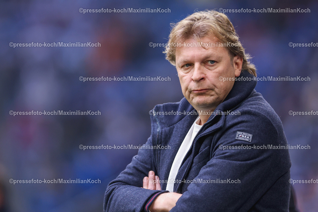 Schalke10112402108 | 10.11.2024, Fußball, FC Schalke 04 - SSV Jahn Regensburg, 2. Fußball Bundesliga, Veltins-Arena Gelsenkirchen, Saison 2024 2025: Youri Mulder (S04 Sportdirektor) DFB regulations prohibit any use of photographs as image sequences and or quasi-video.