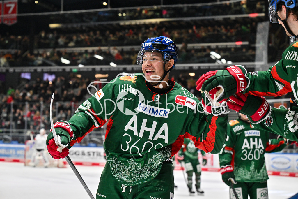 Augsburger Panther - Löwen Frankfurt | AUGSBURG, GERMANY - 16. JANUARY: Jubel der Panther nach dem TReffer zum 3-1 durch Madison BOWEY (Augsburger Panther 22) / Tor / Torschuetze / Freude / Happy während dem Match zwischen den Augsburger Panthern und den Löwen Frankfurt am 40. Spieltag der penny DEL im Curt Frenzel Stadion