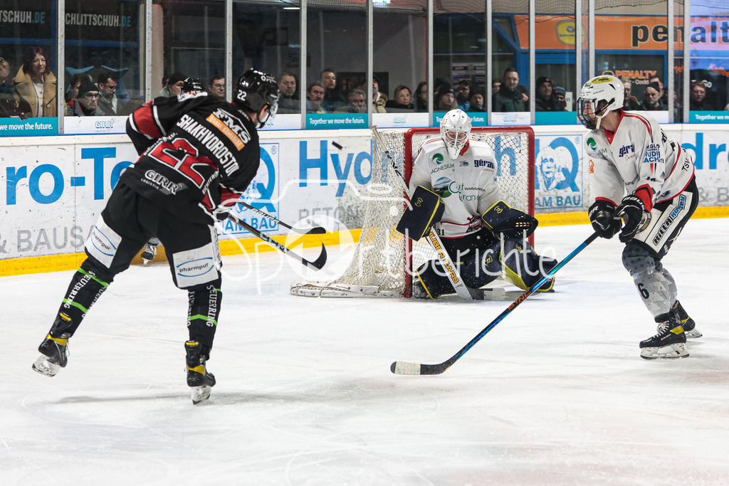 EHC Königsbrunn - TSV Peißenberg | Viktor SHAKHVOROSTOV (EHC #22) bei einem Torschuss