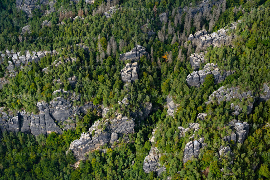 4060644 | PORSCHDORF 07.09.2021 Felsen- Massiv und Gesteinsformation " Rauschenstein " in Porschdorf Elbsandsteingebirge im Bundesland Sachsen, Deutschland. // Rock massif and rock formation " Rauschenstein " in Porschdorf Elbe Sandstone Mountains in the state Saxony, Germany. Foto: Gerhard Launer