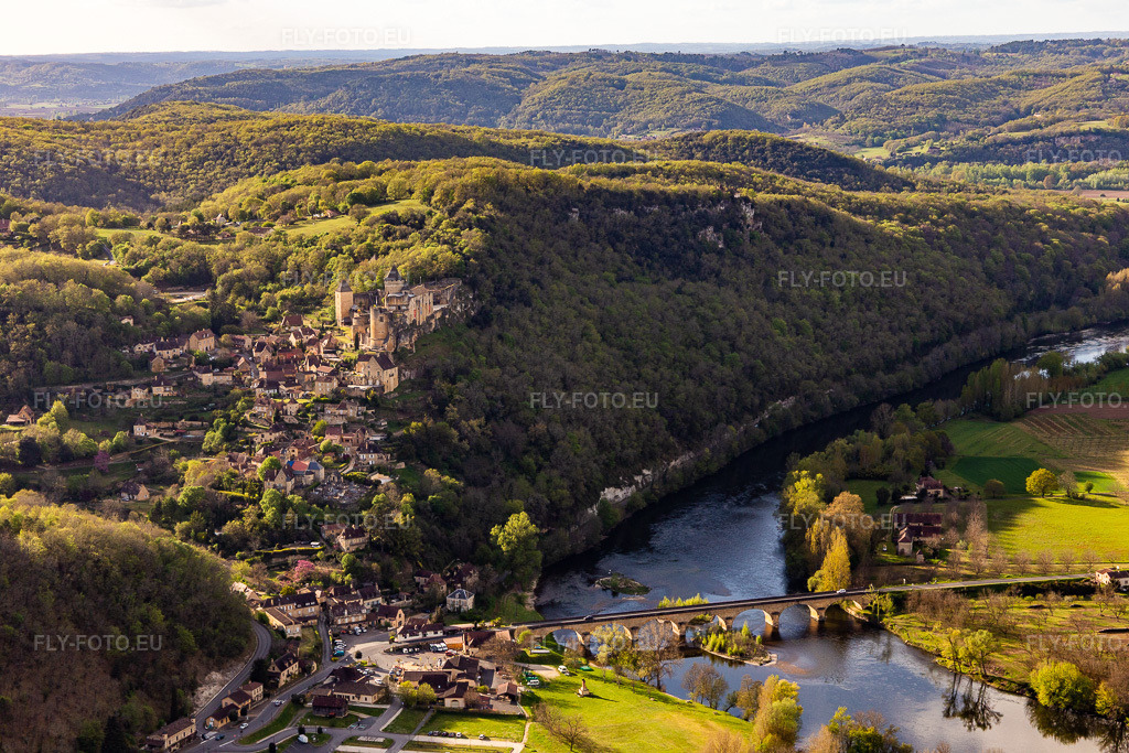 Vue aérienne: Complexe du château du Château de Castelnaud-la-Chapelle à Castelnaud-la-Chapelle dans le département Dordogne, France. Photo: IMG_113469.jpg prise le 16/04/2019 par Werner Riehm/FLY-FOTO.eu – Résolution de l'original: 5472 x 3648 px
