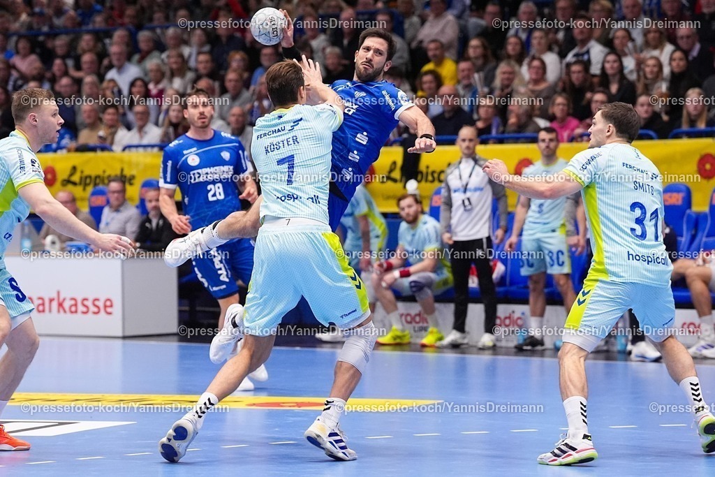 xYDRx05112501059 | 05.11.2025, xydrx, Handball, Achtelfinale DHB Pokal, TBV Lemgo Lippe - VfL Gummersbach, PHOENIX Contact-Arena: Tim Suton (TBV Lemgo Lippe #23) im Zweikampf gegen Julian Koester (VfL Gummersbach #7)