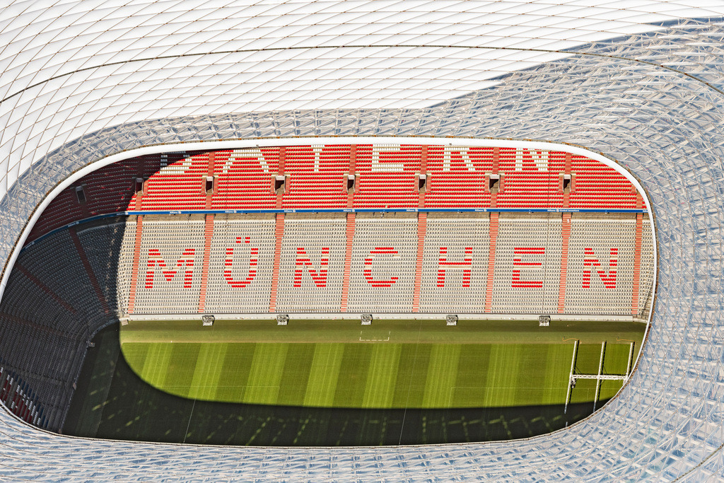 dr__0010811.jpg | MüNCHEN 13.07.2018 Die Allianz Arena in München im Bundesland Bayern ist ein Fußballstadion des Münchner Fußballverein FC Bayern München. Die Fassade des, von den  Architekten Herzog & de Meuron entworfenen Stadions der Allianz Arena München Stadion GmbH besteht aus beleuchtbaren weißen Folienkissen. Nur für redaktionelle Nutzung freigegeben ! // The Allianz Arena in Munich in Bavaria is a football stadium of the the Munich football club FC Bayern Muenchen. The facade of the, designed by the architects Herzog & de Meuron stadium Allianz Arena Muenchen Stadion GmbH consists of illuminated white foil cushions. Editorial use only ! Foto: Daniel Reiter