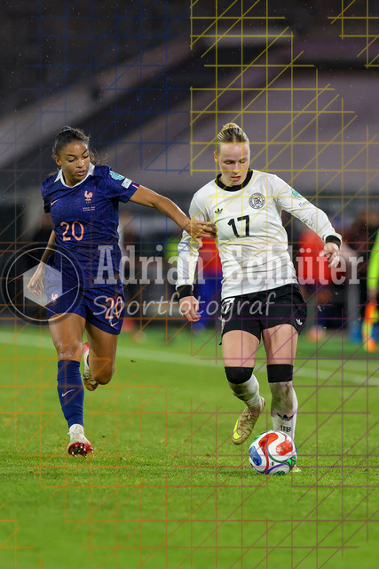 Deutschland vs Frankreich - Halbfinale - UEFA Women's Nations League | Düsseldorf, Deutschland, 24.10.25:   Delphine Cascarino ( Frankreich ) und Franziska Kett ( Deutschland ) im Kampf um den Ball waehrend des Halbfinals der UEFA Women's Nations League zwischen Deutschland vs Frankreich in der Merkur-Spiel-Arena(Foto von Brauer-Fotoagentur / Adrian Schlueter)