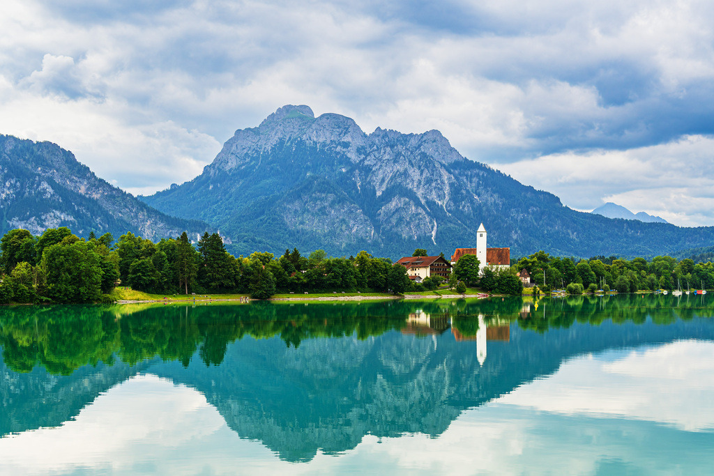 Die Kirche Sankt Maria und Florian in Schwangau am Forggensee | Die Kirche Sankt Maria und Florian in Schwangau am Forggensee.
