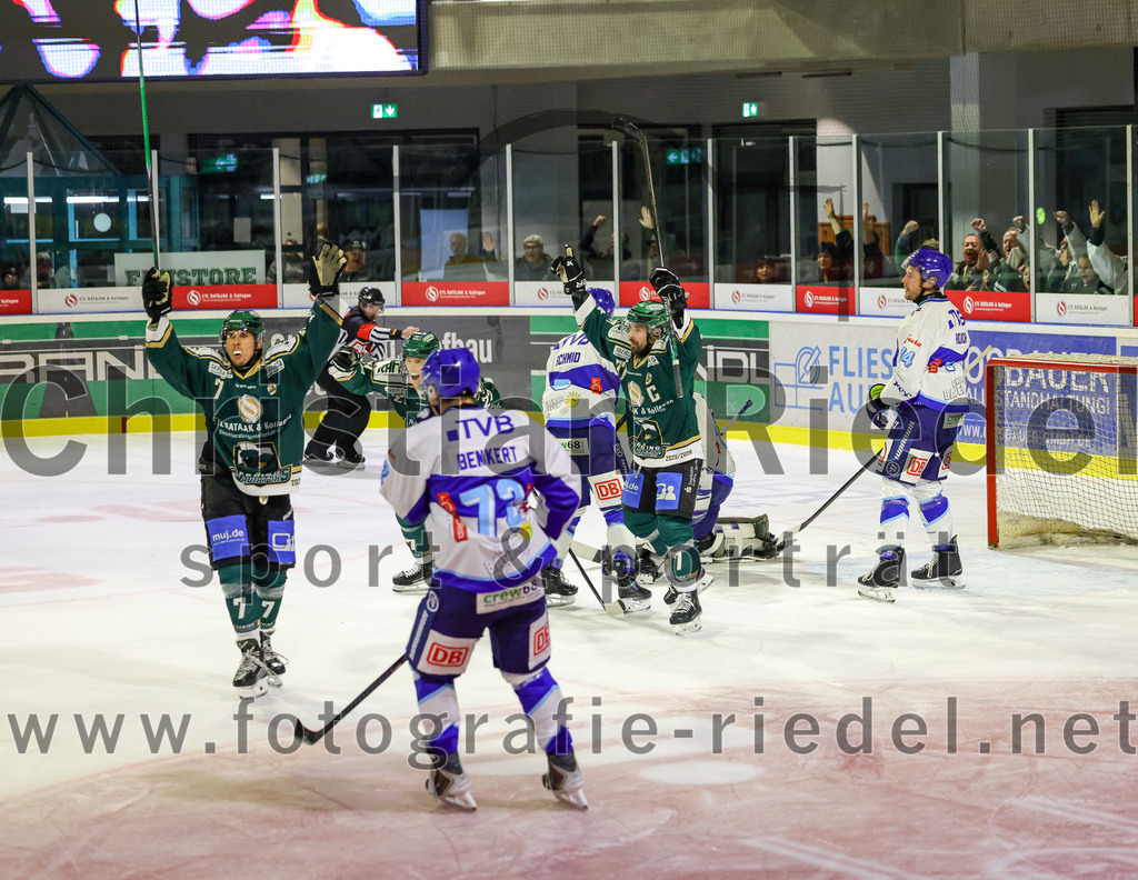 2025-09-26_074_TSV_Erding_gegen_SC_Riessersee | Erding, Deutschland, 26.09.2025:Eishockey, Oberliga Süd 2025 / 2026, 3. Spieltag, TSV Erding gegen SC Riessersee, Endergebnis: 3:5Louis Trattner (Erding Gladiators, #7), Alex Benkert (SC Riessersee, #72), Philipp Michl (Erding Gladiators, #77), Jesse Roach (SC Riessersee, #74)Foto: Christian Riedel / fotografie-riedel.net