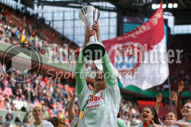 14.05.2026, GER, Fussball, Frauen, DFB-Pokal, Finale, Saison 2025/2026, VfL Wolfsburg - FC Bayern München | Ena Mahmutovic (Bayern) hebt den DFB Pokal in die höhe mit Medaille um den Hals