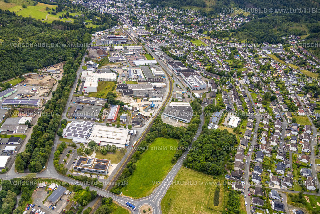 BadLaasphe240709498 | Luftbild, Gewerbegebiet in der Aue, Kreisverkehr Bahnhofstraße Bundesstraße, B62, Wohngebiet um Thüringer Weg und Hirtsgrunder Weg, Bad Laasphe, Wittgensteiner Land, Nordrhein-Westfalen, Deutschland