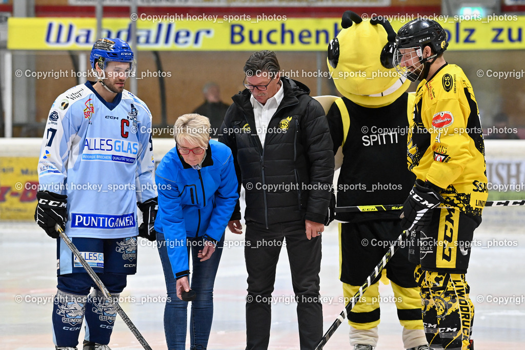 EC Spittal Hornets vs. ESC Steindorf 7.12.2022 | #57 Wilfan Franz, Sabine Ortner Cafe Sawe, Puckspende, Obmann EC Hornets Spittal Ludwig Zauchner, #9 Essmann Kevin, Spitti Maskottchen EC Hornets Spittal