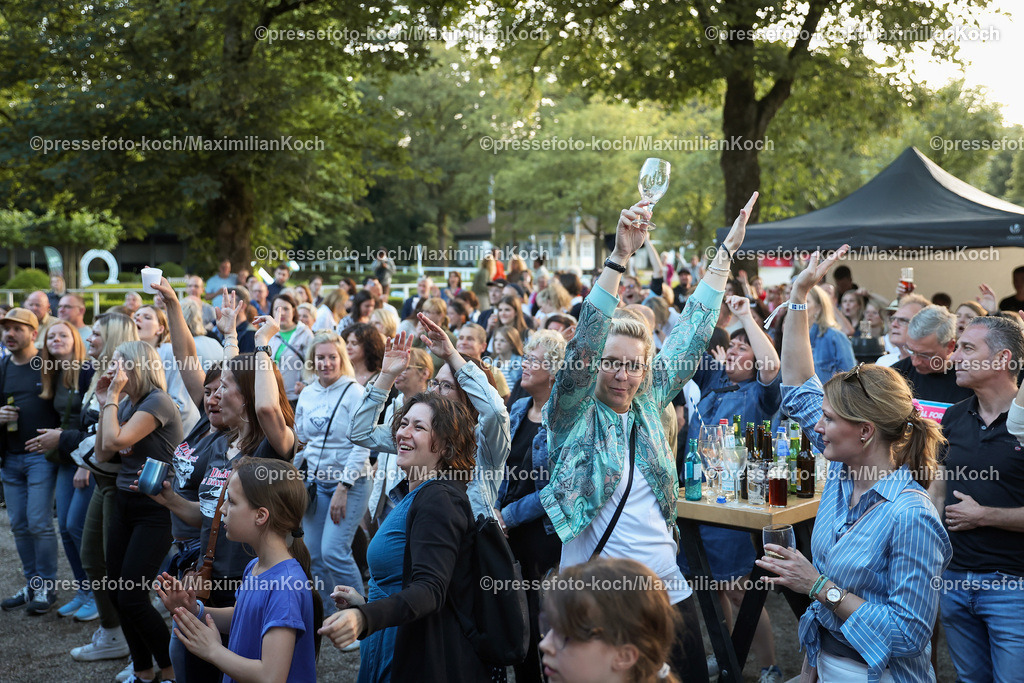 Due22062488053 | 22.06.2024, Düsseldorf, Konzert Porno Al Forno, HEUKING Mittsommer-Renntag - Die düsseldorfer Pop-Band performt bei ihrem Konzert auf der Rennbahn Grafenberg und begeistert die zahlreichen Fans