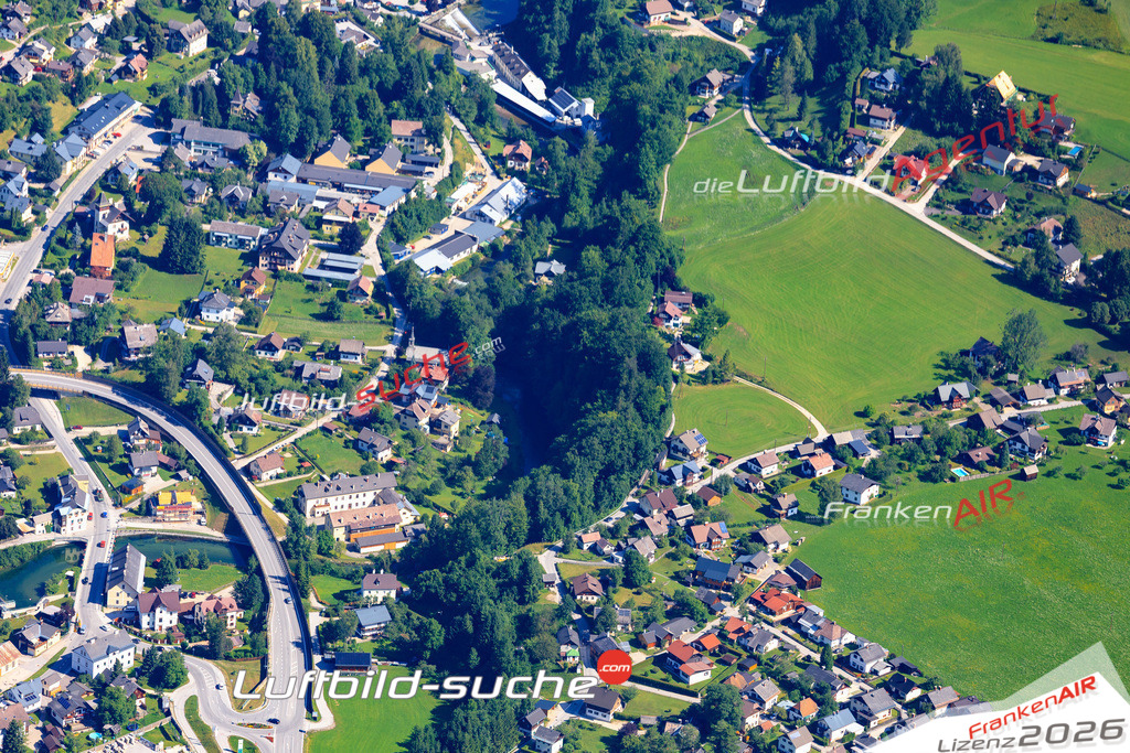 Die Luftaufnahme der Stadt Bad Aussee wurde 2017 vom Flugzeug heraus erstellt ( keine Drohne )- hohe Auflösung für beste Qualität