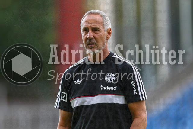 21.08.2026, GER, Fussball, Herren, DFB-Pokal, Saison 2026/2027, SC St. Tönis vs Eintracht Frankfurt | Trainer Adi Hütter (Frankfurt) schaut