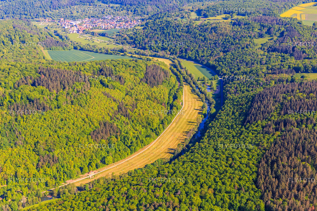 Gemähte Uferwiesen im Lieblichen Taubertal aus Süden http://www.liebliches-taubertal.de/ | Luftbild: Gemähte Uferwiesen im Lieblichen Taubertal aus Süden http://www.liebliches-taubertal.de/ im Ortsteil Niklashausen in Werbach im Bundesland Baden-Württemberg in Deutschland. Foto: IMG_146569.jpg vom 10.05.2025 durch Werner Riehm/FLY-FOTO.de - Realisiert mit Pictrs.com
