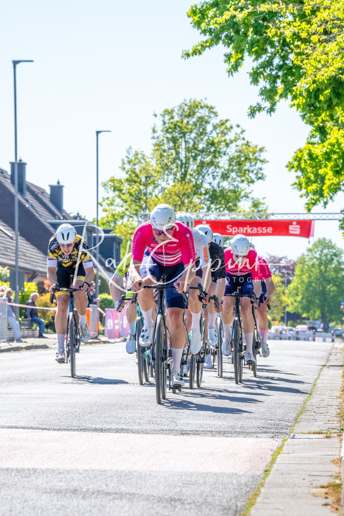 Spurt in den Mai 2026 - Großer Preis der Sparkasse Neuss | Annual one-day road cycling race "Großer Preis der Sparkasse Neuss" held in Büttgen, Germany, organized by VfR Büttgen 1912 e.V. The event features multiple races across all age categories from U11 youth to Elite men. - Realisiert mit Pictrs.com