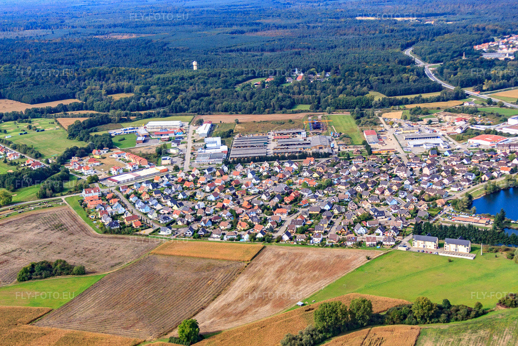 Vue aérienne: Ortsansicht von Südosten mit Sägewerk à Soufflenheim dans le département Bas Rhin, France – .Photo: IMG_53480.jpg prise le 30/09/2012 par Werner Riehm/FLY-FOTO.eu – Résolution de l'original: 4752 x 3168 px