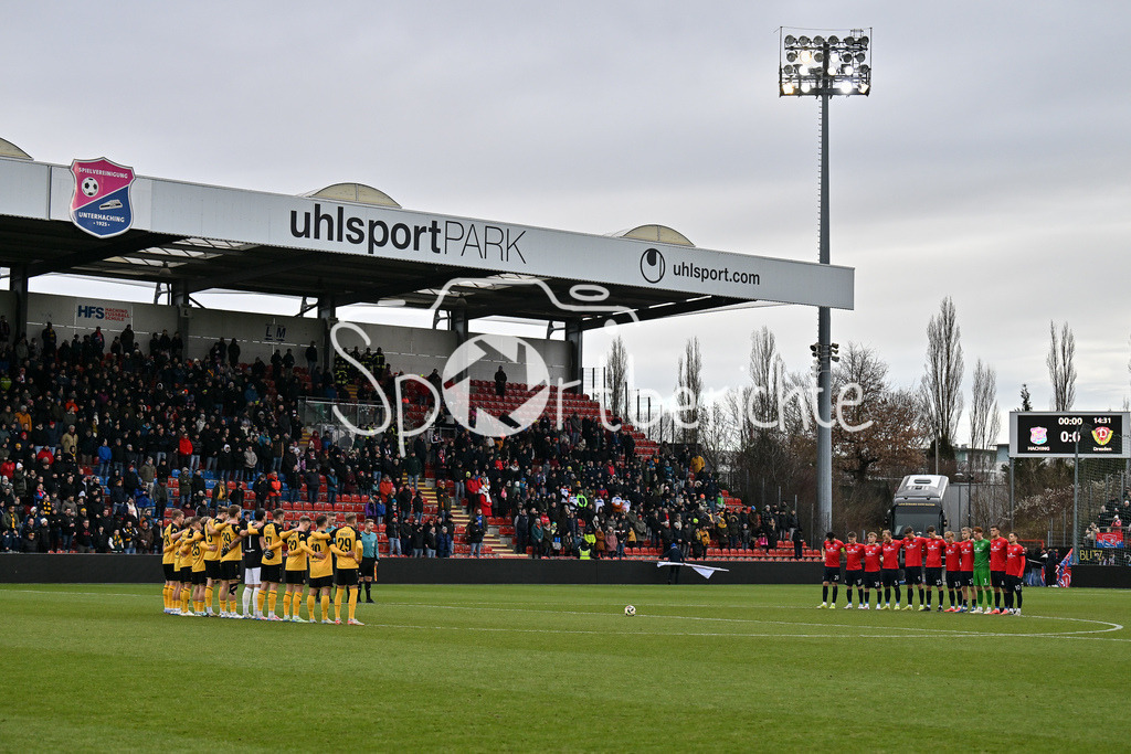 SpVgg Unterhaching - Dynamo Dresden | Schweigeminute zum Gedenken der Opfer des Anschlages von Magdeburg / Anschlag / Trauer / 3. Liga: SpVgg Unterhaching - Dynamo Dresden, Uhlsportpark am 21.12.2024