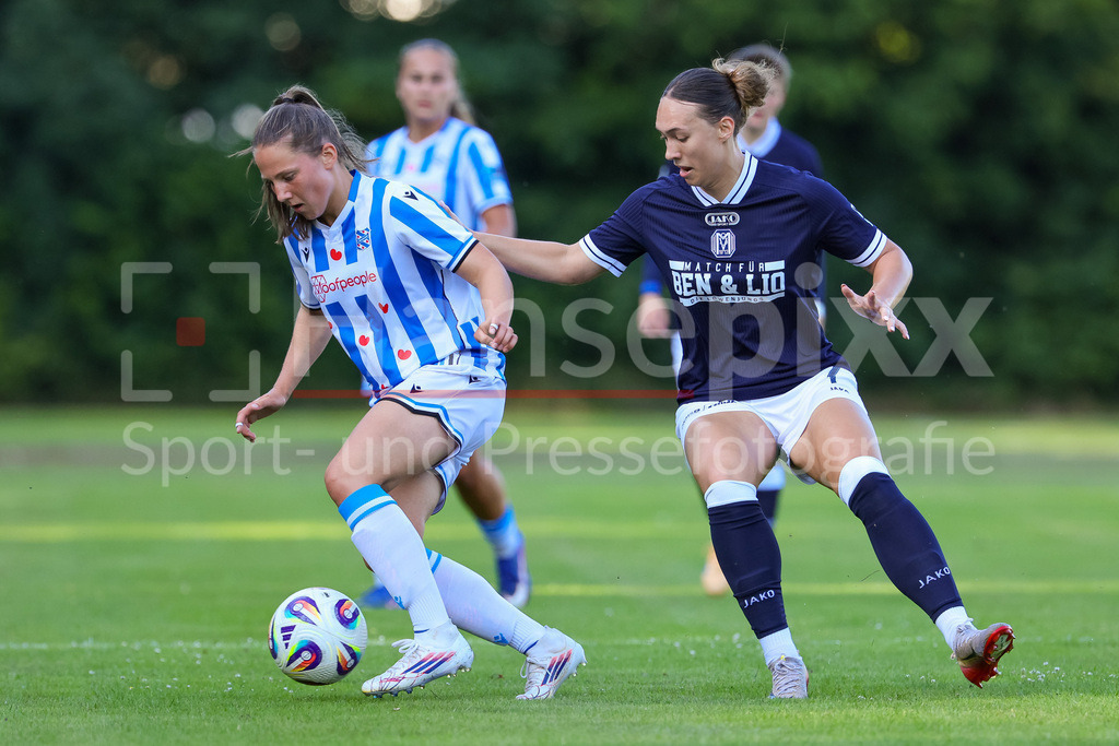 Fussball, Testspiel Frauen, SV Meppen - SC Heerenveen | v.li.: Helena Macleane (SC Heerenveen, 15) und Lucy Karwatzki (SV Meppen, 7) im Zweikampf, Duell, Dynamik, Aktion, Action, Spielszene