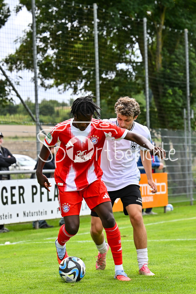 SSV Ulm 1846 Fussball U19 - FC Bayern München U19 | im Duell Aristide HENTCHO NSEKE (FC Bayern U19 #16) und Stefan KONOWALOW (SSV Ulm U19 21) / Zweikampf / U19 DFB Nachwuchsliga: SSV Ulm 1846 Fussball - FC Bayern München, Hauptspielfeld Langenau am 02.08.2025