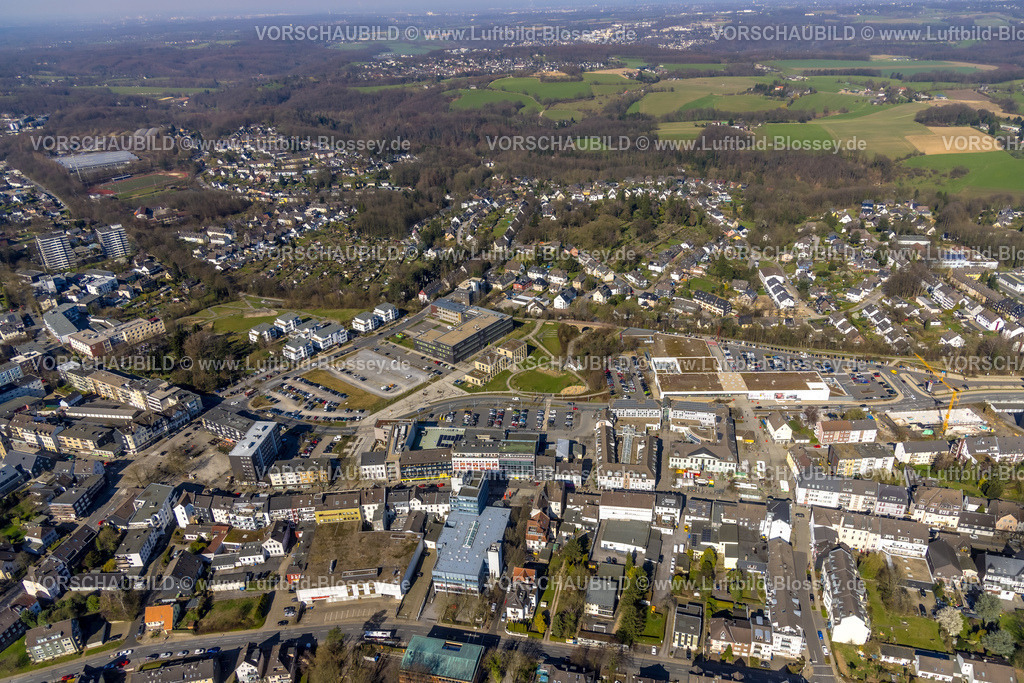 Heiligenhaus240302058 | Luftbild, City Innenstadtansicht, Wohngebiet mit Rathaus und Campus Velbert/Heiligenhaus Hochschule, Forum Hitzbleck Einkaufszentrum mit Parkplatz, Leubeck, Heiligenhaus, Ruhrgebiet, Nordrhein-Westfalen, Deutschland