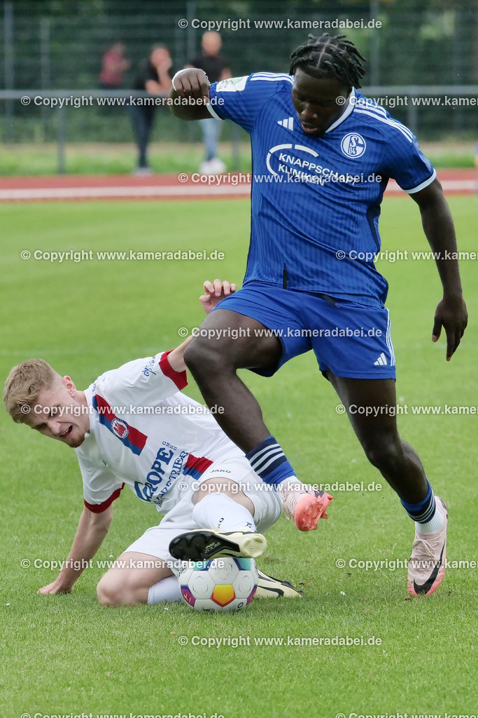 Fußball : Testspiel : SuS 09 Dinslaken - Schalke 04 U 19 am 25.07.2024 | Foto : Jochen Emde / www.kameradabei.de - Realisiert mit Pictrs.com