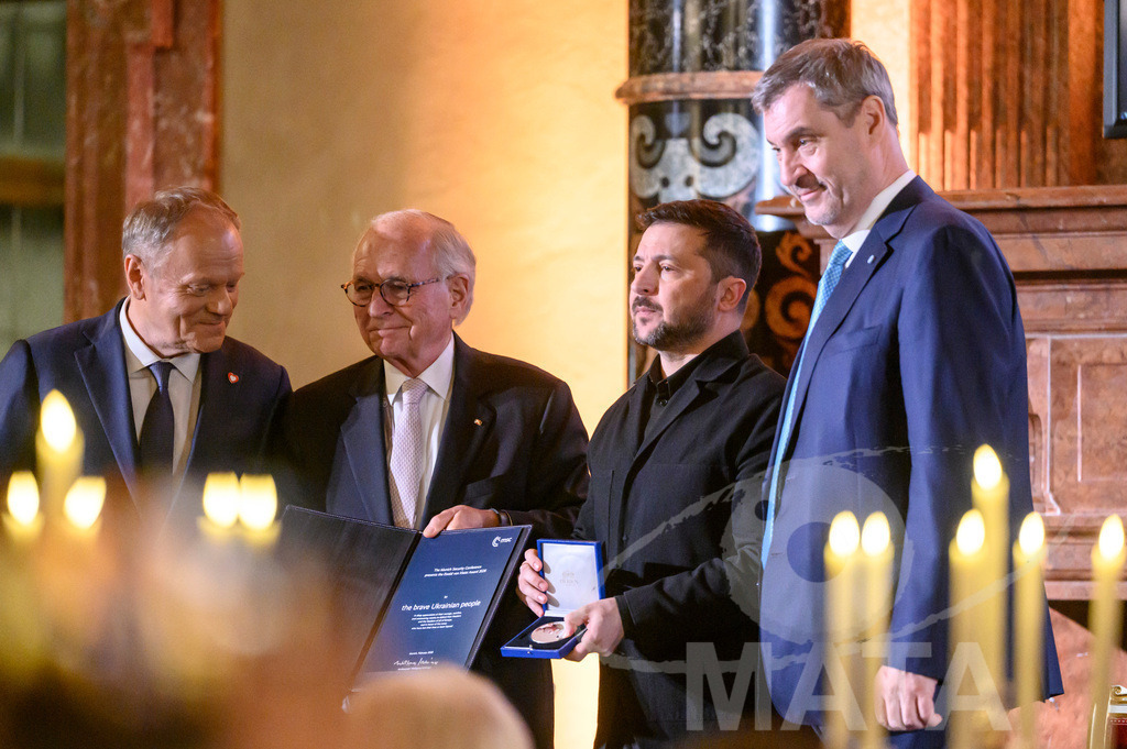 _DWI5441 | Politiker Donald Tusk (Civic Coalition), Ministerpräsident der Republik Polen, Diplomat Wolfgang Ischinger, Vorsitzender der Münchner Sicherheitskonferenz, Politiker Wolodymyr Selenskyj, Präsident der Ukraine und Bayerns Ministerpräsident Markus Söder (CSU) in der Münchner Residenz bei der Verleihung des Ewald-von-Kleist-Preises. Der diesjährige Ewald-von-Kleist-Preis wird am Rande der Münchner Sicherheitskonferenz 2026 an das ukrainische Volk vergeben. München, 14.02.2026 Bayern Deutschland - Realisiert mit Pictrs.com