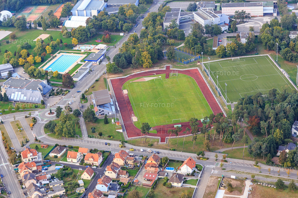 Luftbild: Stade des Pins und La MAC - Relais culturel de Bischwiller in Bischwiller im Bundesland Bas-Rhin in Frankreich. – Foto: IMG_074276.jpg vom 04.10.2014 durch Werner Riehm/FLY-FOTO.de – Auflösung des Originals: 5328 x 3552 px – MAC Relais culturel de Bischwiller