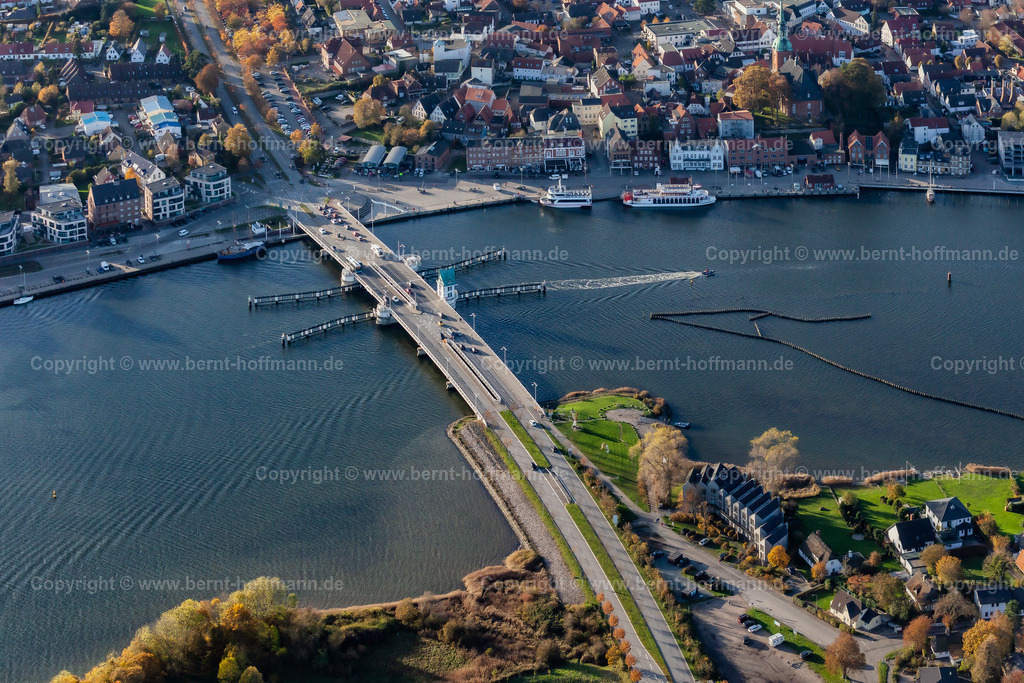 PLB_6707mod_Kappeln_120x80 | Luftbild. Stadt Kappeln mit Klappbrücke und historischem Heringszaun. - Realisiert mit Pictrs.com