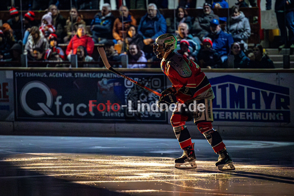 TSV Peißenberg MINERS vs EHC Königsbrunn | Eishockey Bayernliga Vorrunde 2024/2025, TSV Peißenberg MINERS vs EHC Königsbrunn, 20241027,Anton ENGEL (MINERS 9) beim Einlauf,2024-10-27 in Peißenberg (Eisstadion)Anton ENGEL (MINERS 9)Copyright: WolfgangxLindner