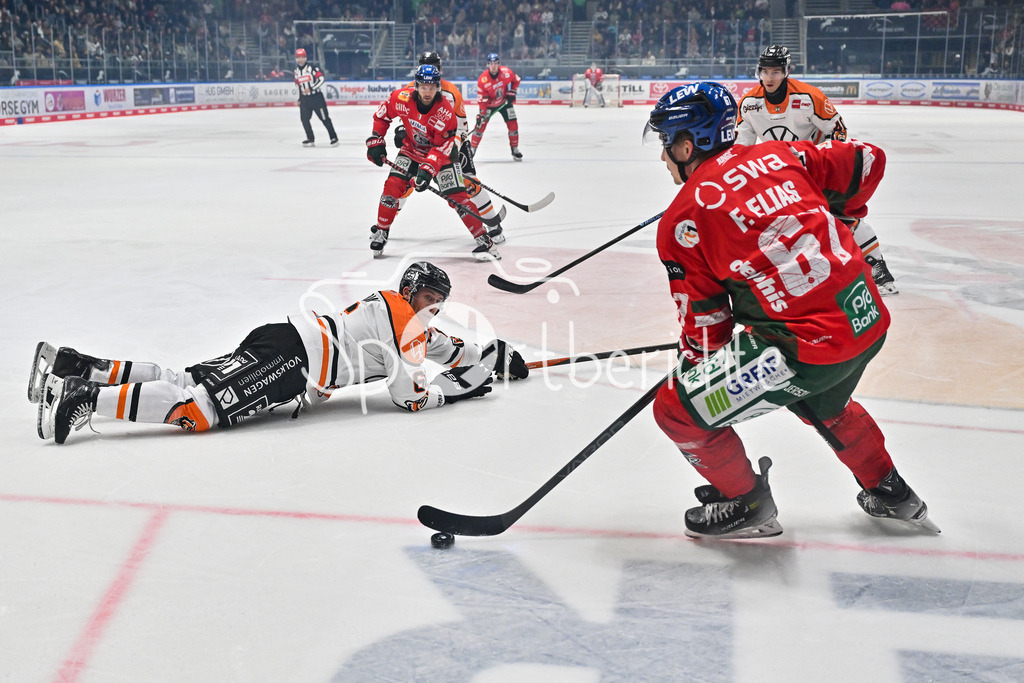 Augsburger Panther - Grizzlys Wolfsburg | in dieser Szene lässt Florian ELIAS (Augsburger Panther 67) den Wolfsburger Ethan PROW (Grizzlys Wolfsburg 6) ins leer rutschen / DEL: Augsburger Panther - Grizzlys Wolfsburg; Curt Frenzel Stadion am 10.10.2025