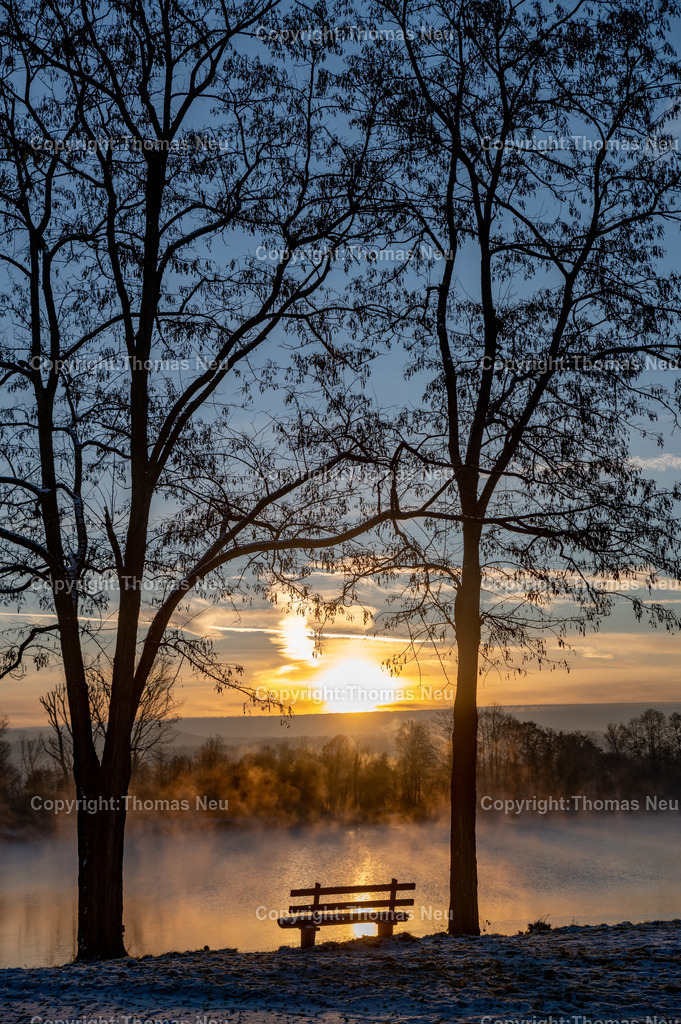 DSC_5206 | Sonnenaufgang am Niederwaldsee in Bensheim, Zwischen den Bäumen steigt Nebel vom Wasser auf ,während sich das erste Licht des Tages die Bergstraße erhellt, die Sonne spiegelt sich im See