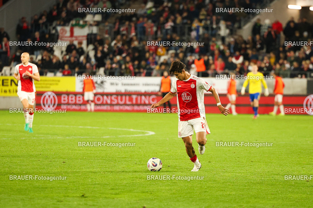 Rot-Weiss Essen - 1.Fc Schweinfurt | Essen, Deutschland, 02.11.2025 Kaito Mizuta  (Rot-Weiss Essen) Einzelaktion während des 3.Liga Spiels zwischen  Rot-Weiss Essen und 1.Fc Schweinfurt am 02.11.2025 im Stadion an der Hafenstraße in Essen. (Foto von Timo Bluhmki-Schmidt/Brauer Fotoagentur