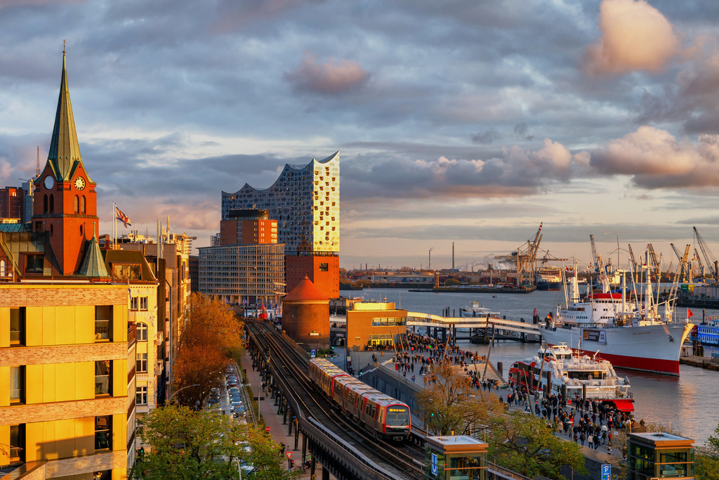 10230920 - Elbphilharmonie im Abendlicht | Blick von den Landungsbrücken auf die U-Bahn Strecke und die Elbphilharmonie im Abendlicht. Dieses Motiv können Sie auch im Panoramaformat unter der Bildnummer 10221203 finden.