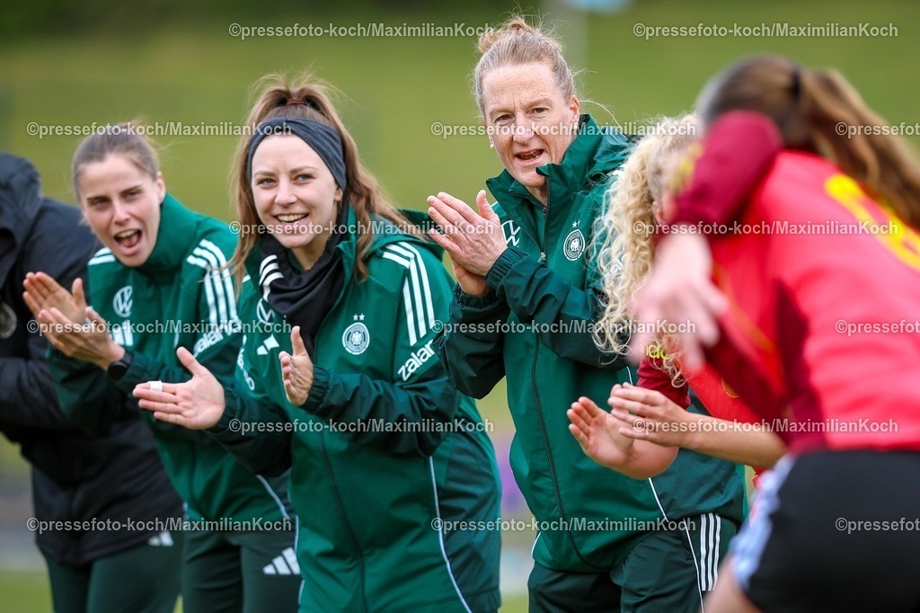 xKWIx10042601006 | 2026.04.10, xkwix, Fußball, UEFA Women's UNDER 19 Championship qualification, Republic of Ireland - Germany, Uhlenkrugstadion, Runde 2 1.Spieltag, Saison 2025 / 2026: Melanie Behringer (Deutschland U19 Frauen Coach) klatscht mit Spielerinnen und Betreuern die sich aufwärmenden Spielerinen DFB regulations prohibit any use of photographs as image sequences and or quasi-video. Photo: xKamilxWilkowskixPressefotoKochx