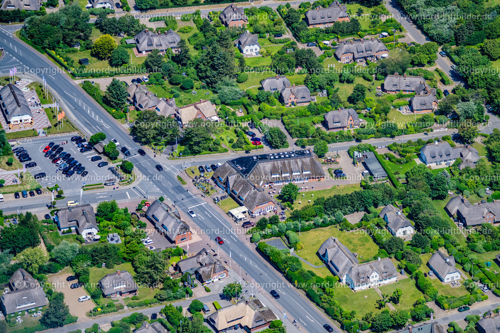 Sylt_Kampen_Kaamp_Hus_Gemeinde_Tourismus_Kampen_ELS_0928210625 | KAMPEN (SYLT) 21.06.2025 Gebäude " Kap Hus der Gemeinde Tourismus Kampen " auf der Insel Sylt in Kampen an der Haupstraße im Bundesland Schleswig-Holstein, Deutschland. Weiterführende Informationen bei: Sylt Marketing GmbH. // Building " Kap Hus of the Municipality of Tourism Kampen " on the island of Sylt in Kampen on the main street in the federal state of Schleswig-Holstein, Germany. Further information at: Sylt Marketing GmbH. Foto: Martin Elsen