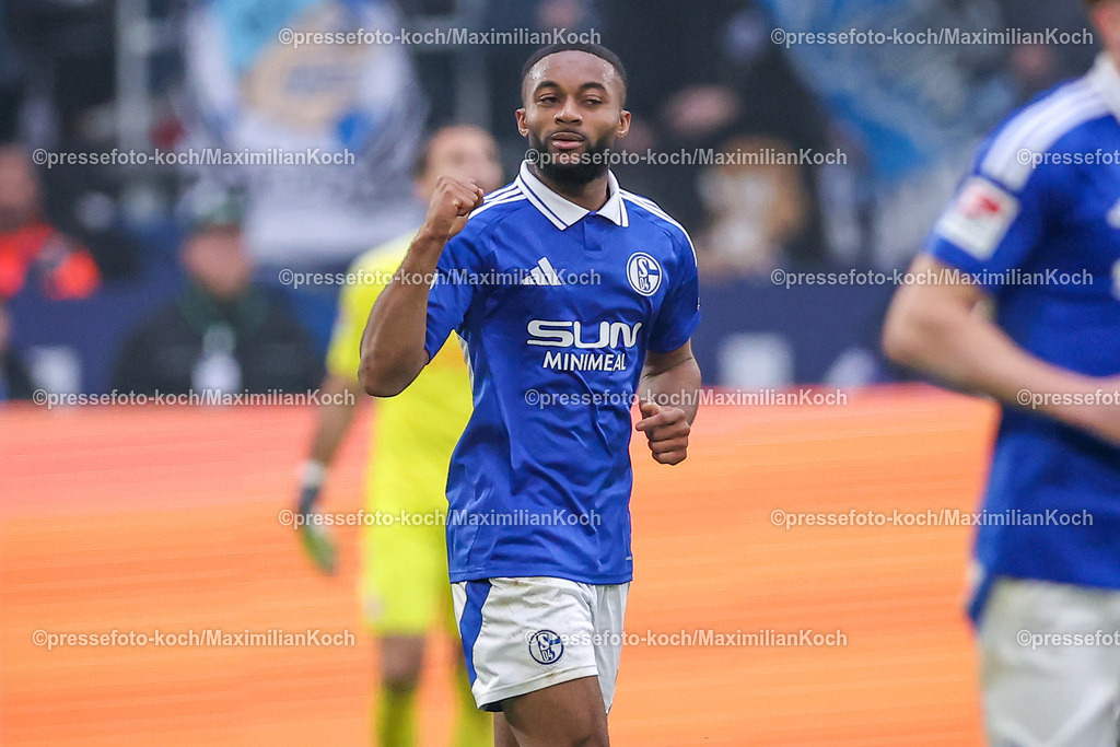 Schalke10112401063 | 10.11.2024, Fußball, FC Schalke 04 - SSV Jahn Regensburg, 2. Fußball Bundesliga, Veltins-Arena Gelsenkirchen, Saison 2024 2025: Torjubel nach dem 2:0 durch Moussa Sylla (S04 #9)DFB regulations prohibit any use of photographs as image sequences and or quasi-video.