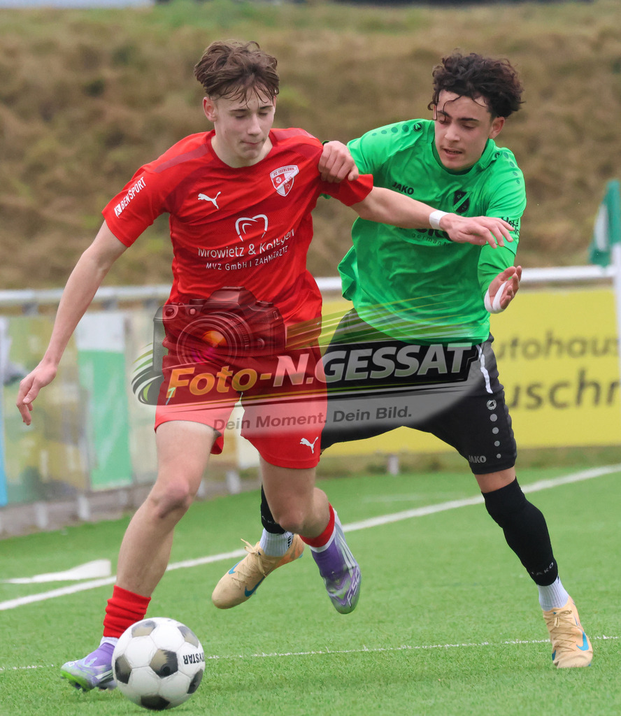SV Rödinghausen - FC Iserlohn | Auf dem Bild zu sehen: grün SV Rödinghausen: Cristiano Möller ; rot FC Iserlohn: Maximilian Tobola SV Rödinghausen, FC Iserlohn, Saison 25/26, B-Jugend Westfalenliga, Deutschland - Realisiert mit Pictrs.com