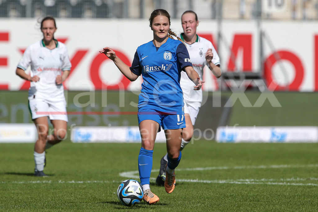 Fussball, 2. Frauen-Bundesliga, SV Meppen - Borussia Mönchengladbach | v.li.: Noreen Günnewig (SV Meppen, 17) am Ball, Einzelbild, Ganzkörper, Aktion, Action, Spielszene, DIE DFB-RICHTLINIEN UNTERSAGEN JEGLICHE NUTZUNG VON FOTOS ALS SEQUENZBILDER UND/ODER VIDEOÄHNLICHE FOTOSTRECKEN. DFB REGULATIONS PROHIBIT ANY USE OF PHOTOGRAPHS AS IMAGE SEQUENCES AND/OR QUASI-VIDEO.