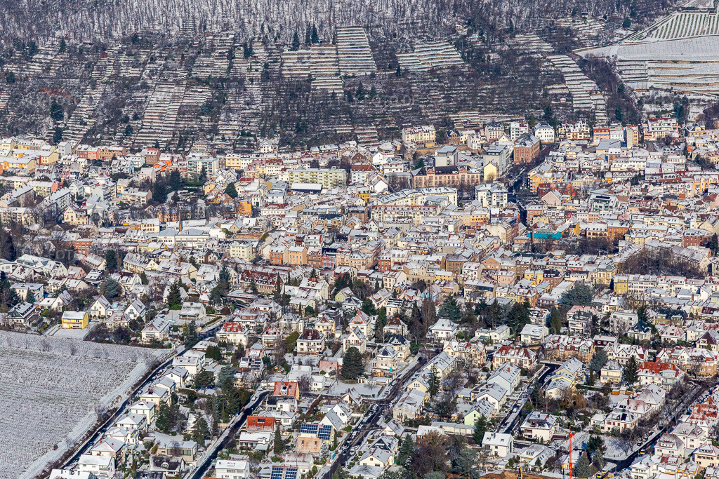 Luftbild: Winterluftbild im Schnee der Klausengasse in Neustadt an der Weinstraße im Bundesland Rheinland-Pfalz in Deutschland. Foto: IMG_124615.jpg vom 11.02.2021 durch Werner Riehm/FLY-FOTO.de
