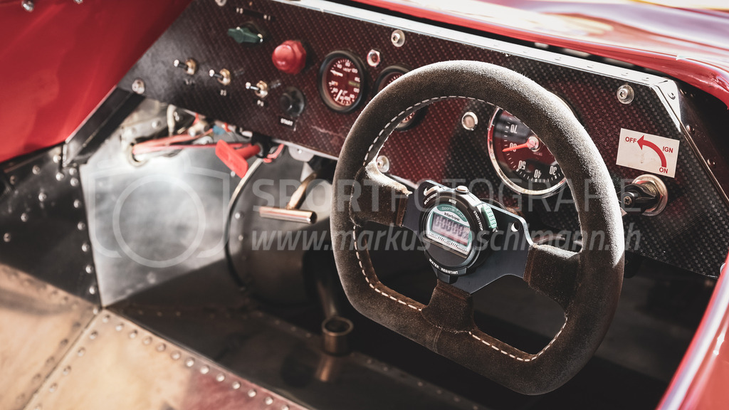 19. Arosa ClassicCar 2023 - 3. September 2023 | 19. Arosa ClassicCar 2023
Arosa, Schweiz
Cockpit des Lucchini Symbol LM 89, Jahrgang 1989, von Moser Alfred aus Unterlunkhofen (Startnummer).
@arosaclassiccar, @arosa.official, #arosaclassiccar, #arosa, #76curves, #classiccar
Bild: Sportfotografie Markus Aeschimann | www.markus-aeschimann.ch - Realisiert mit Pictrs.com